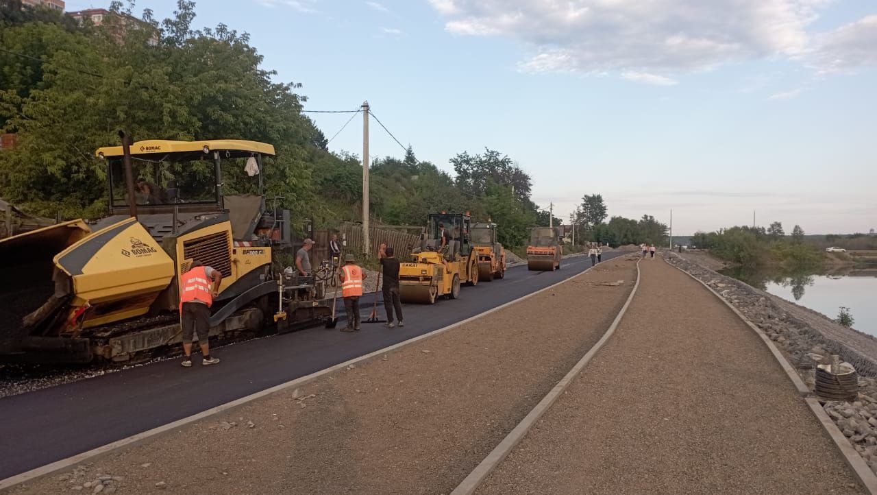 На улице Верхней Набережной в Иркутске асфальтируют проезжую часть