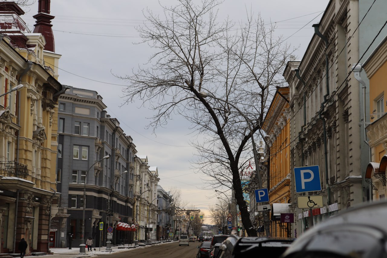 На зданиях по улице Карла Маркса в Иркутске начали монтировать подсветку