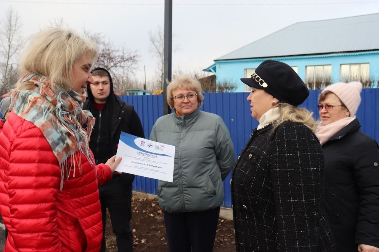 Наталья Дикусарова передала школам Куйтунского района сертификаты на учебники и оборудование