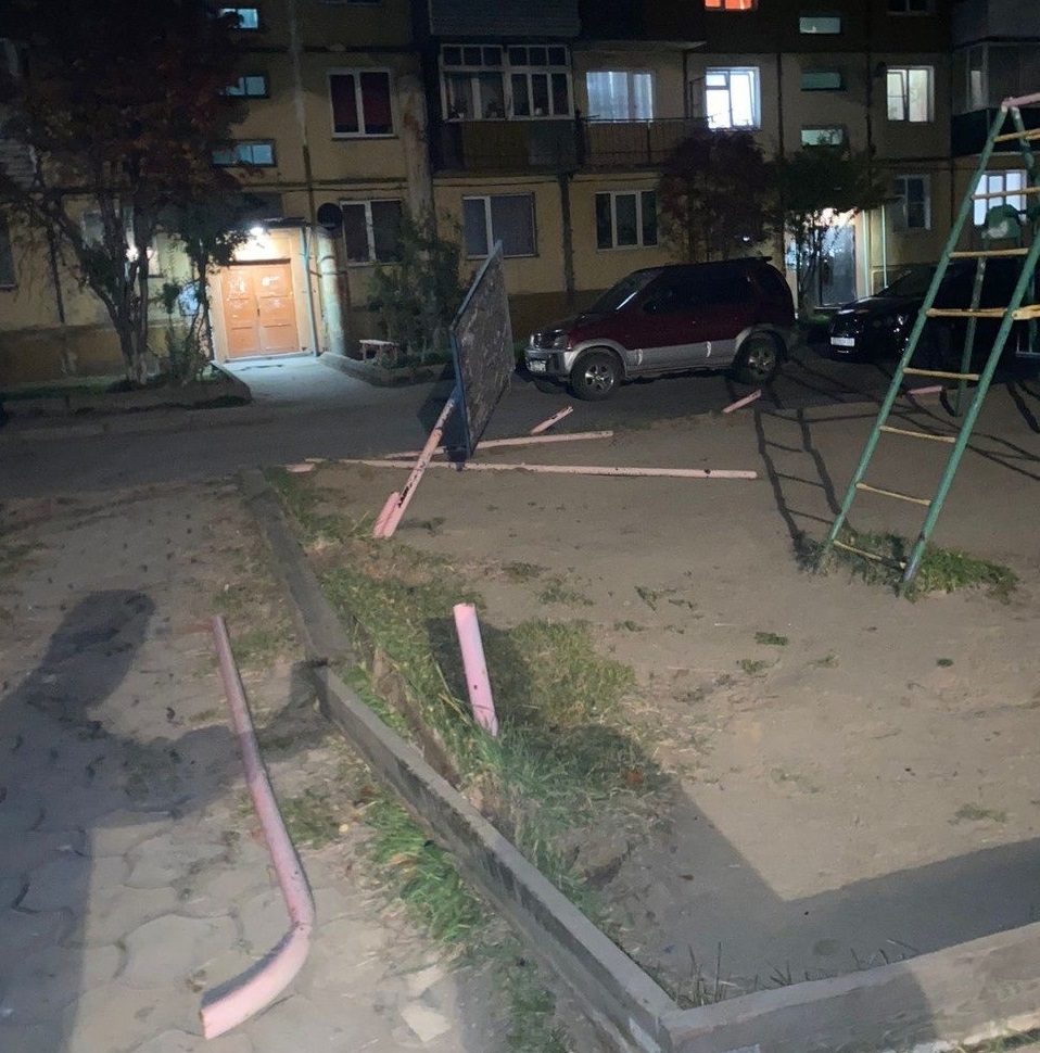 Не заметил: водитель КАМАЗа снес ограждение детской площадки в Бодайбо и уехал с места