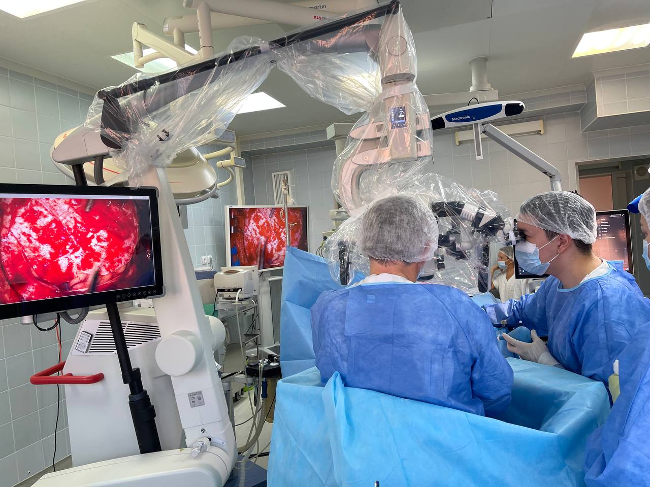 Нейрохирурги Иркутской областной больницы удалили у пациентки опухоль головного мозга с помощью нового микроскопа