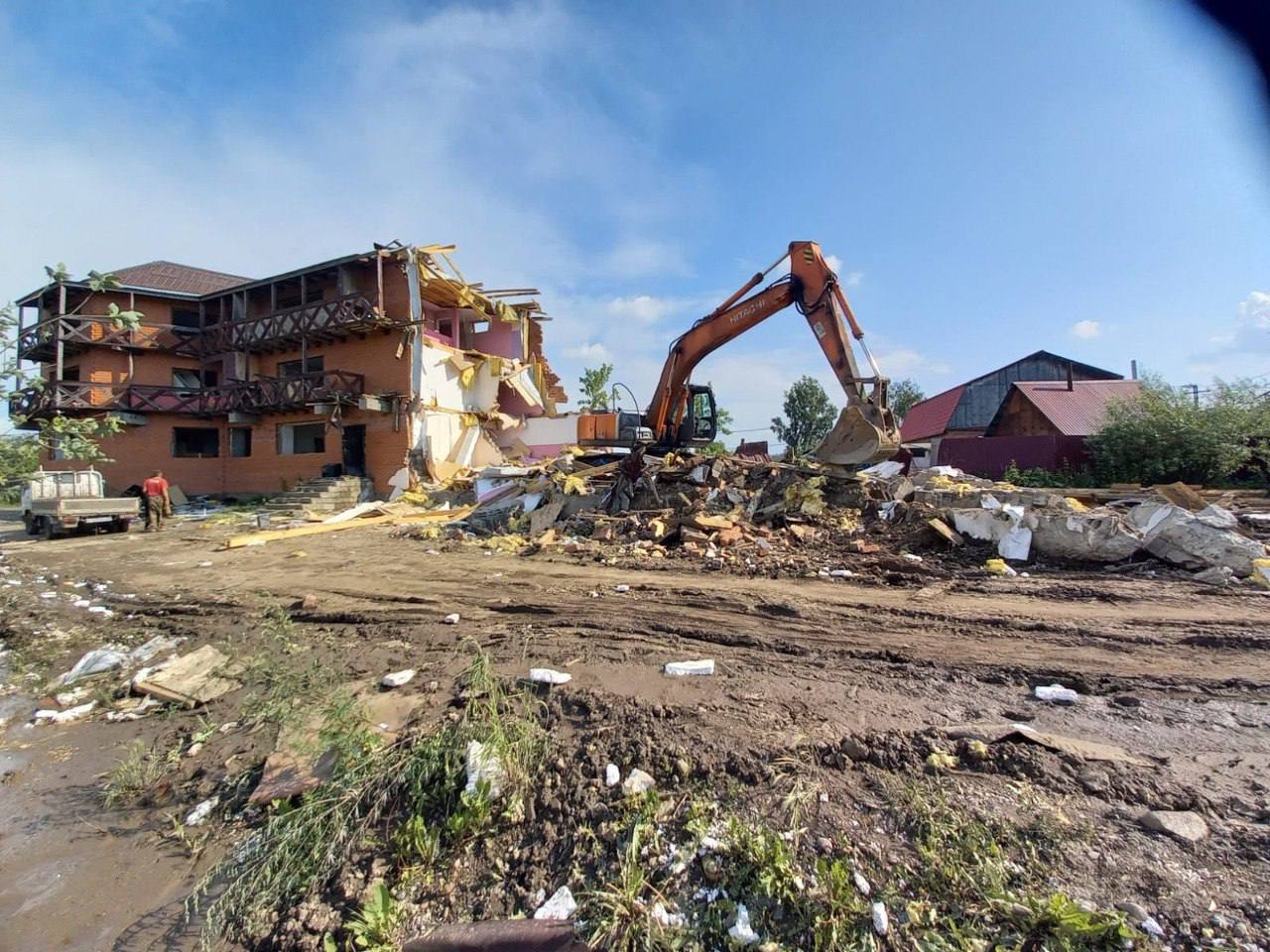 Незаконно построенный многоквартирный дом сносят в прибрежной зоне Ушаковки в Иркутске