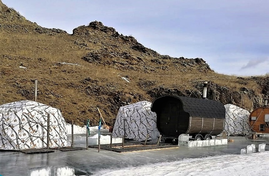 Незаконную баню обнаружили в бухте Базарная на льду Байкала