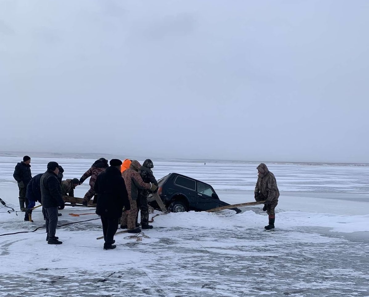 "Нива" провалилась под лед на Братском водохранилище