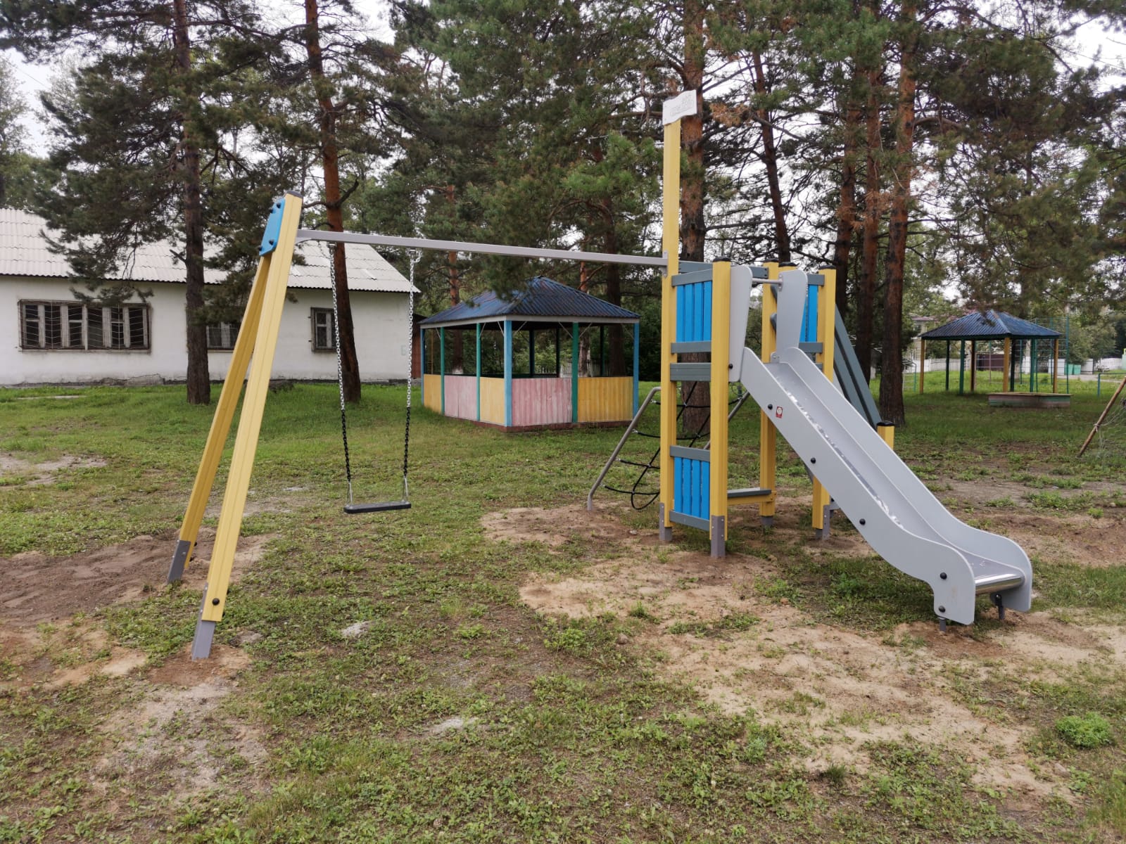 Новая детская площадка появилась в Центре помощи детям, оставшимся без попечения родителей, города Шелехов