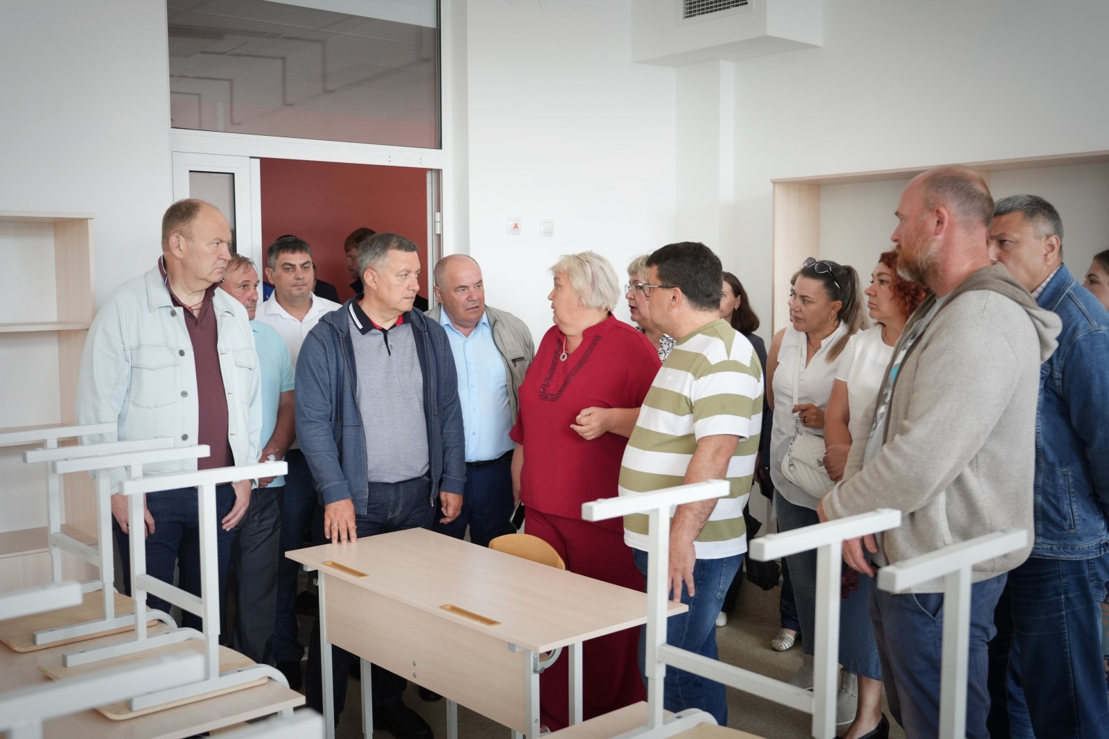 Группа людей в классе школы.