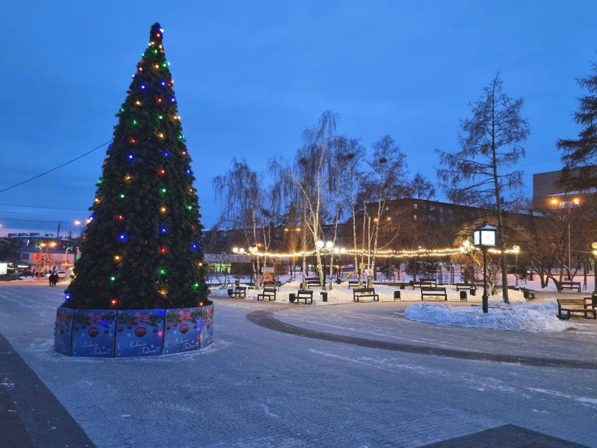 Новогоднюю иллюминацию монтируют в Лисихинском парке, у гимназии №44 и на других объектах Октябрьского округа Иркутска