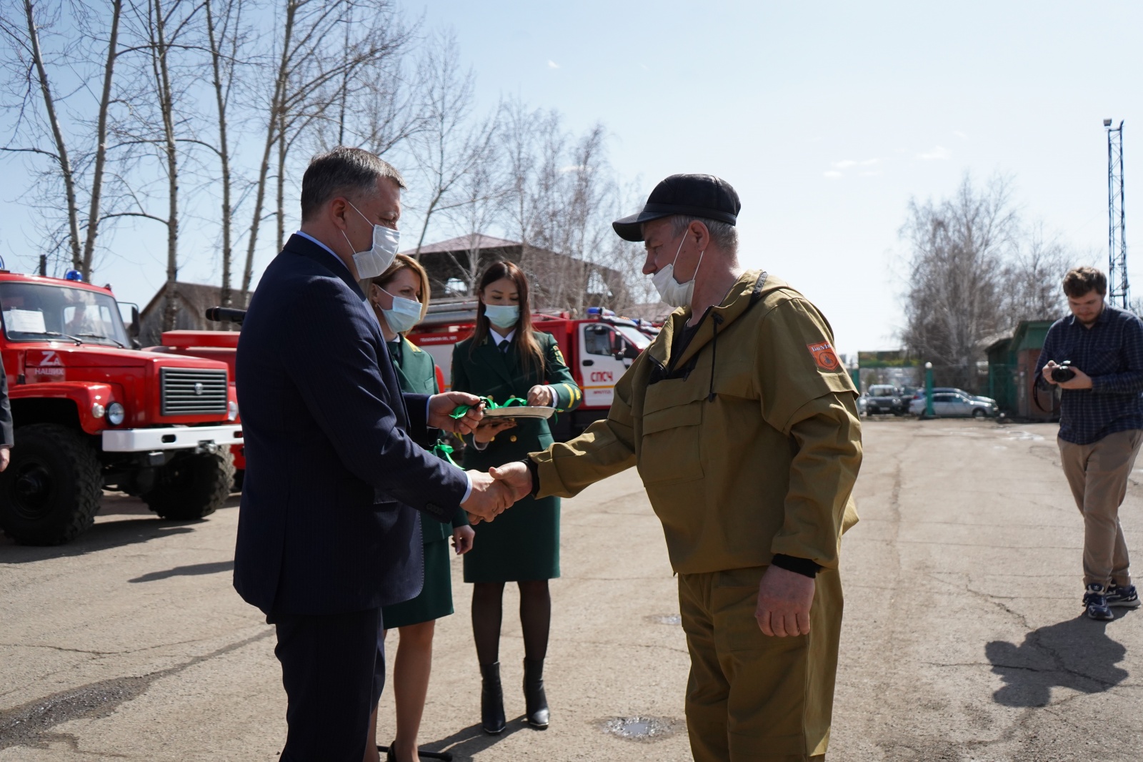 Новую технику передали лесным пожарным Иркутской области