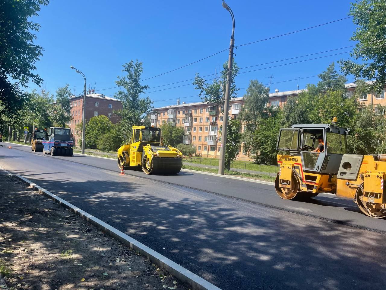 Новый асфальт кладут на улицах Трилиссера и Свердлова в Иркутске