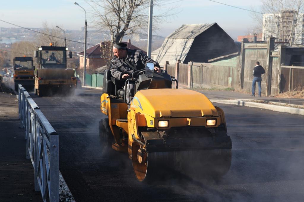 Новый асфальт, ограждения и тротуары: в Иркутске ремонтируют улицу Шевцова