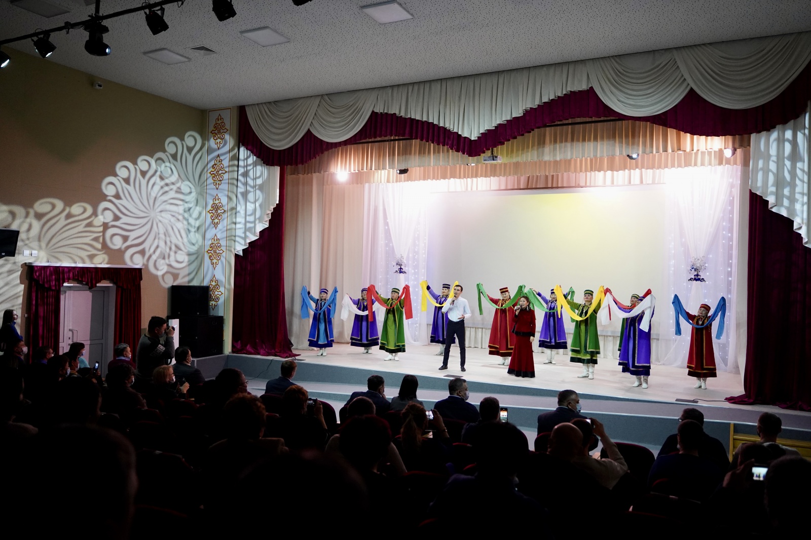 Новый многофункциональный культурный центр открыли в поселке Новонукутский