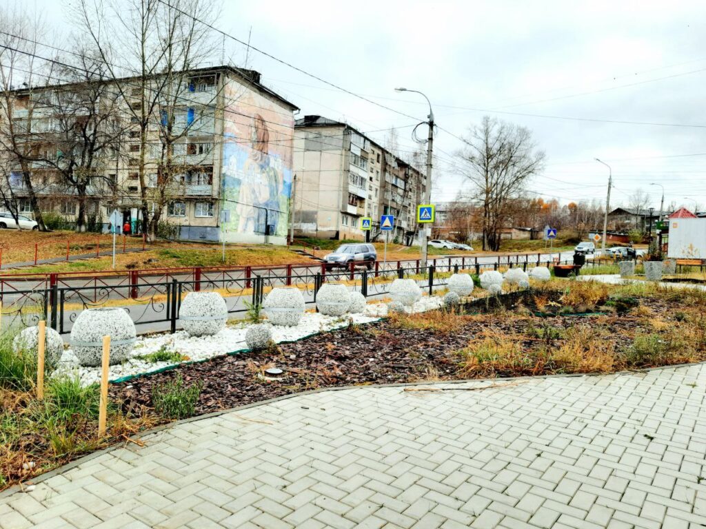 Мини-сквер с вазонами и многолетними кустарниками благоустроили на бульваре Рябикова в Иркутске