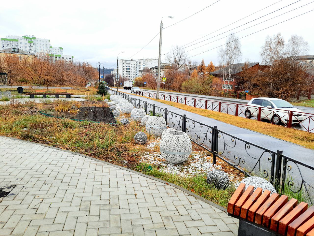 Мини-сквер с вазонами и многолетними кустарниками благоустроили на бульваре Рябикова в Иркутске