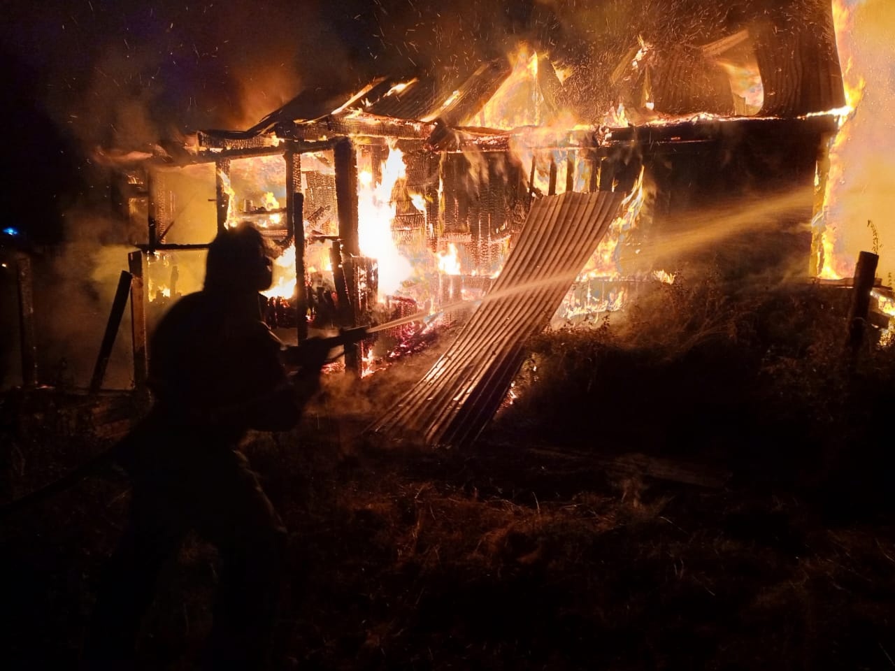 Обгорели ноги: в пожаре под Иркутском пострадал мужчина