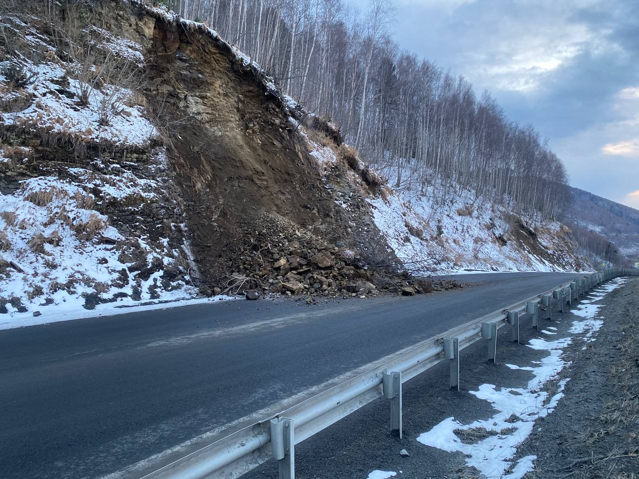 Обвал грунта произошел на участке трассы от Слюдянки в Байкальск