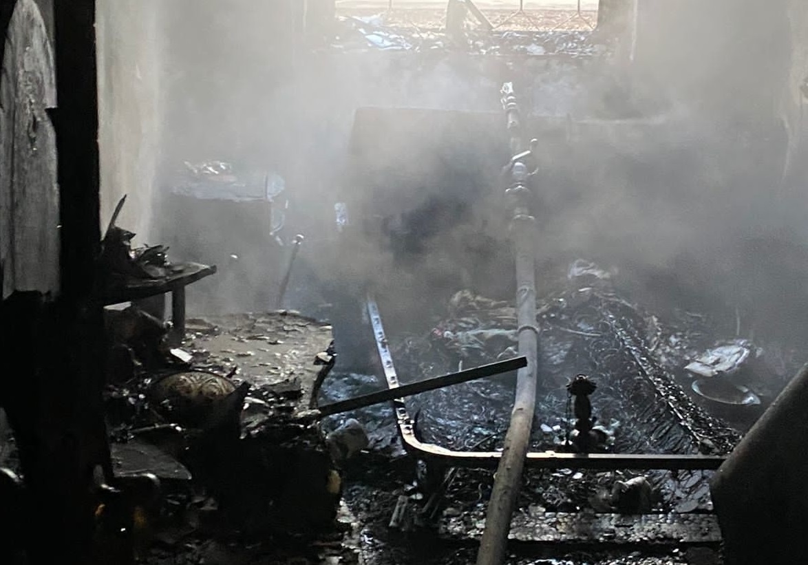 Очевидцы и пожарные спасли 14 человек на пожаре в Шелехове