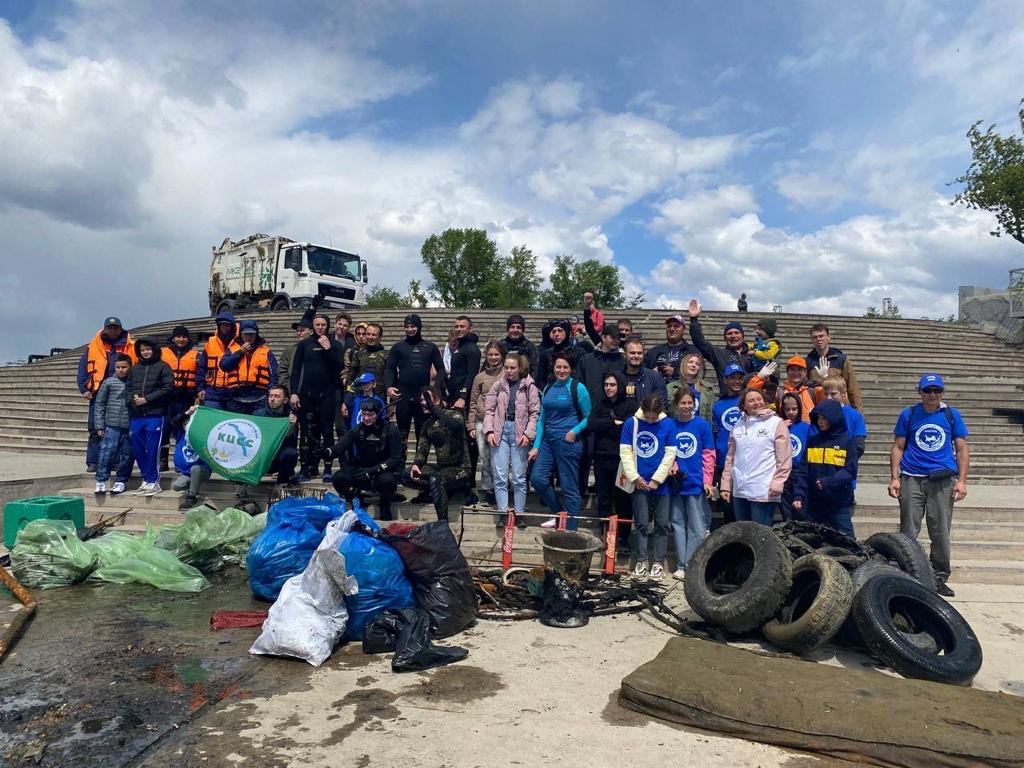 Стекло и старые покрышки: дайверы очистили дно Ангары в районе острова Юность в Иркутске
