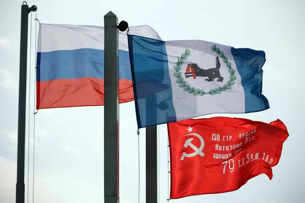 На здании правительства Иркутской области появилась копия Знамени Победы