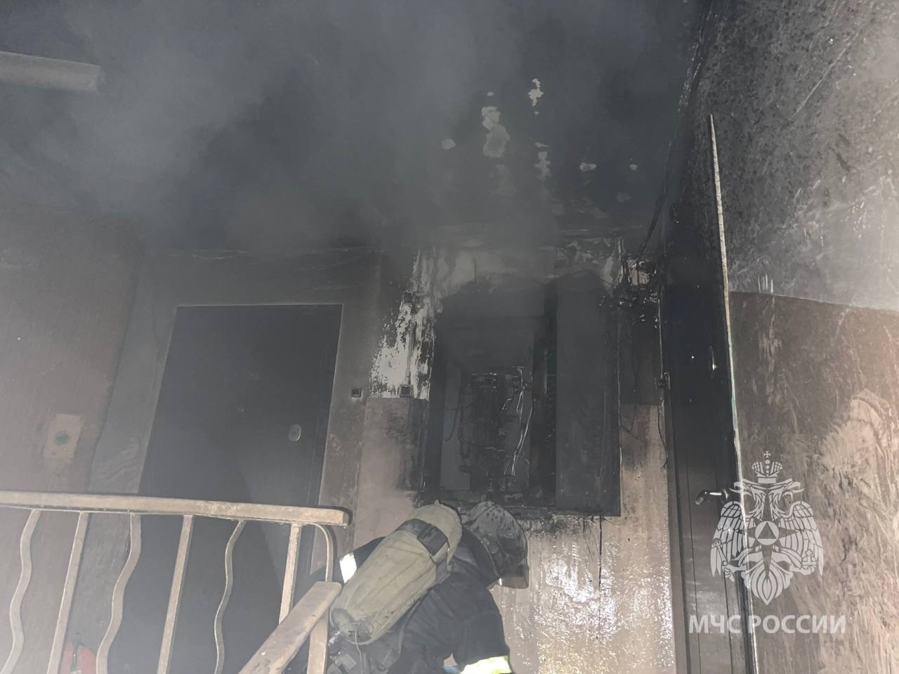Один человек пострадал при пожаре в многоквартирном доме в Иркутске