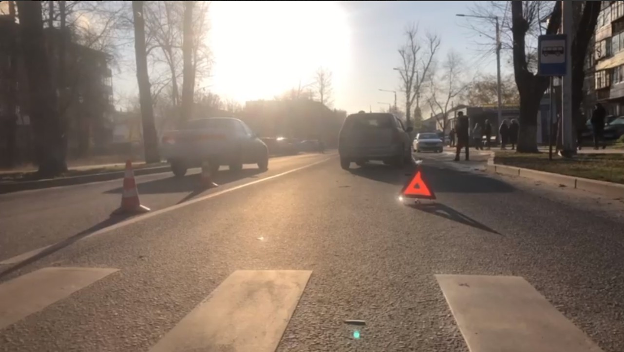 Один погиб, второй в больнице: в Иркутске автомобиль влетел в пешеходов