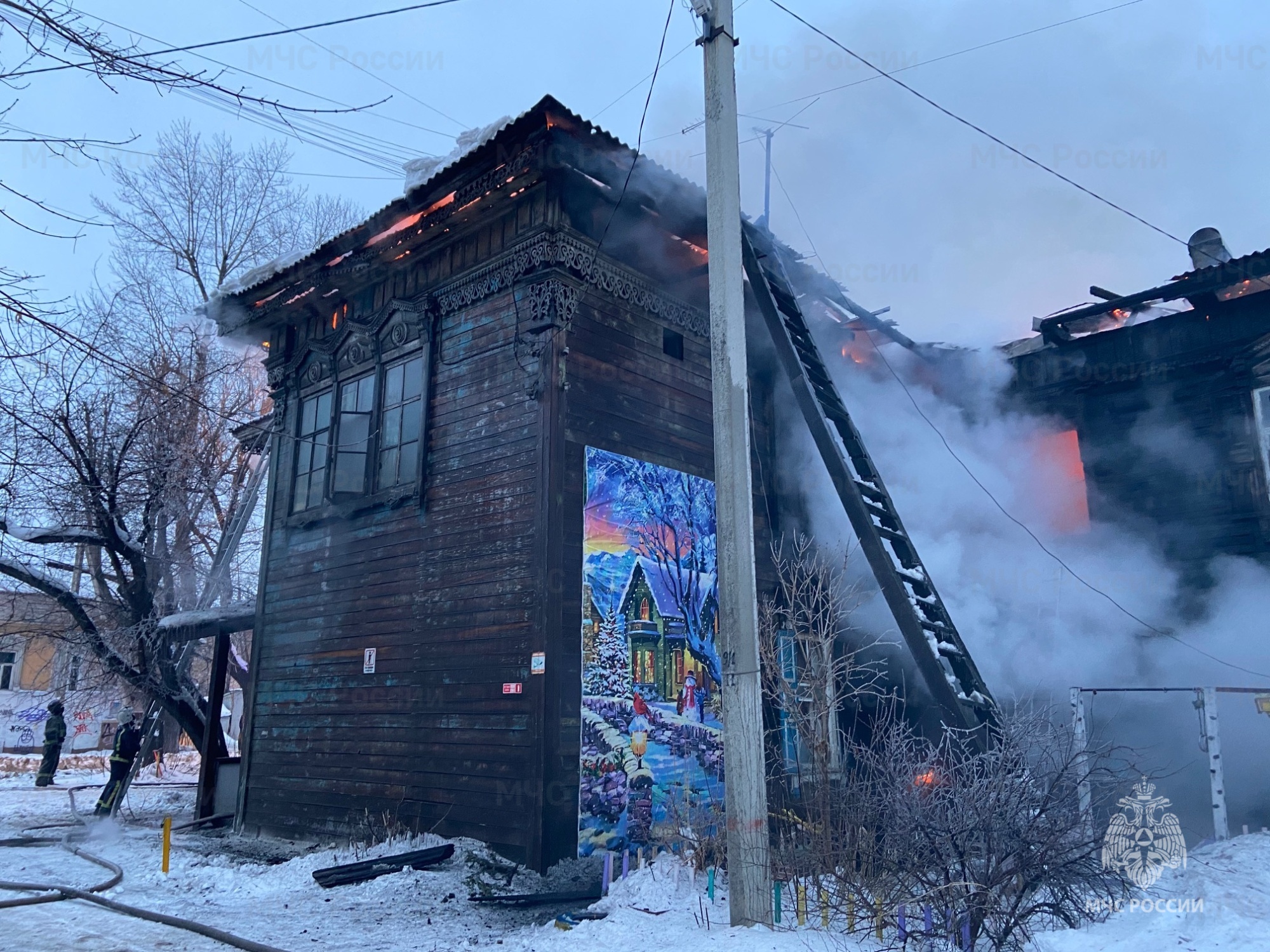 Огнеборцы спасли от уничтожения двухэтажный жилой дом в Нижнеудинске