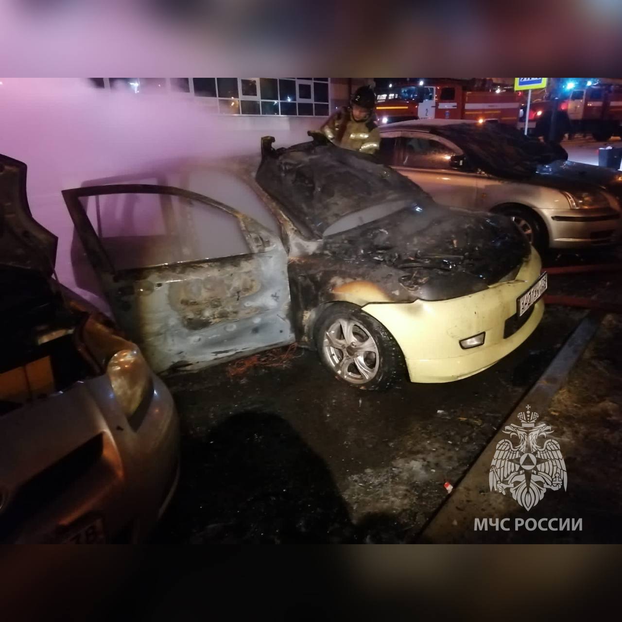 Огонь повредил три автомобиля на Бульваре Постышева в Иркутске