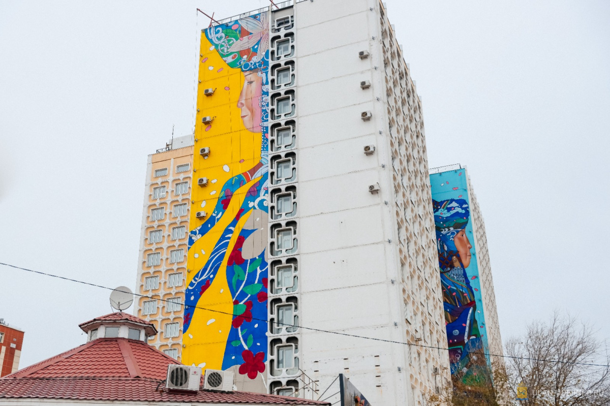 Огромные муралы по эскизу Зорикто Доржиева создают на гостинице "Бурятия" в Улан-Удэ
