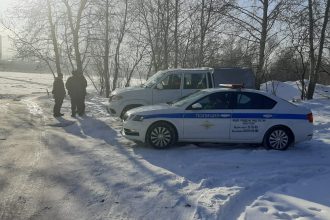 Opasno I Nakazuemo V Irkutske Lovyat Avtomobilistov Vyezzhayuschih Na Led