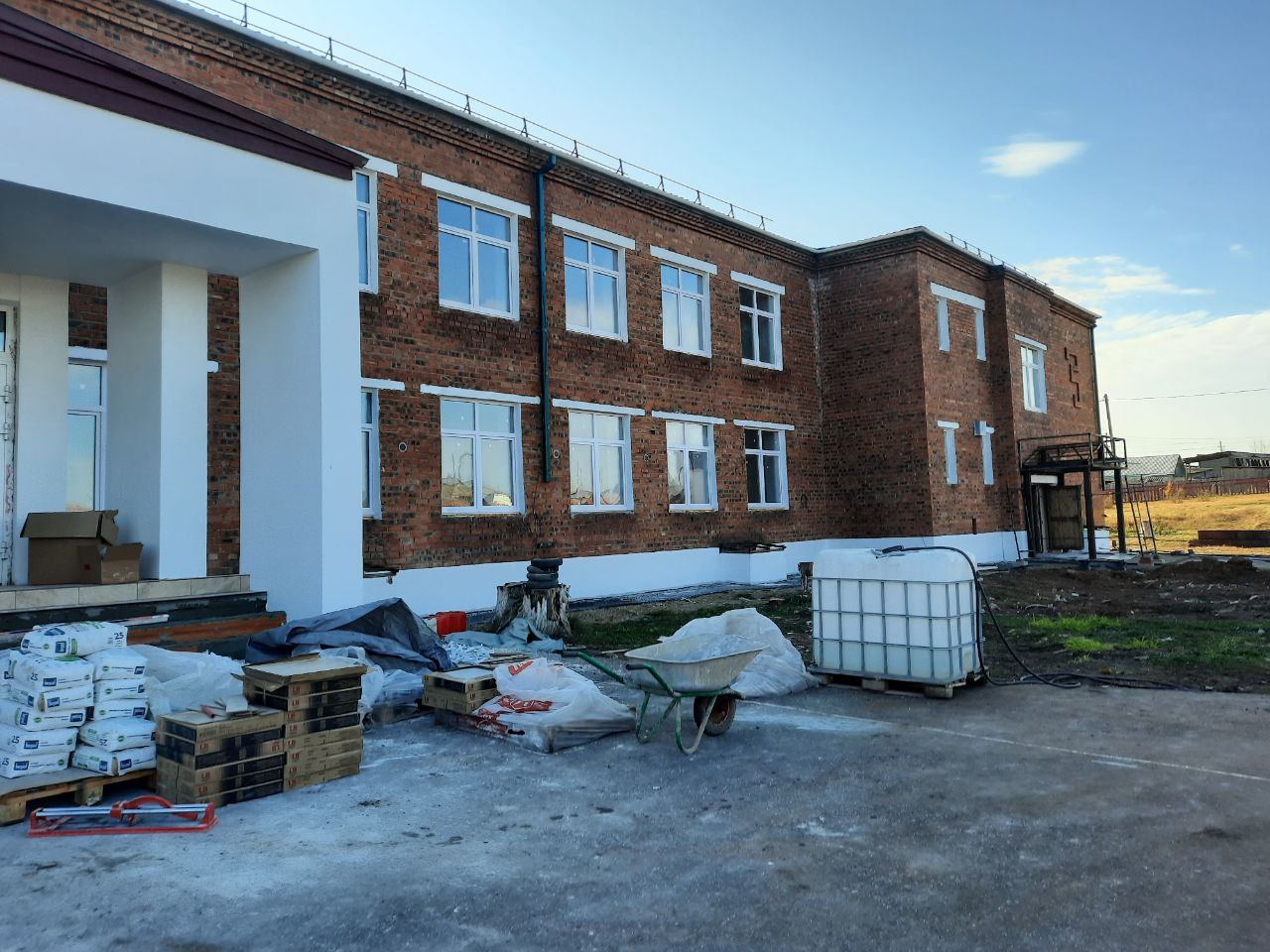 Основное здание школы капитально ремонтируют в селе Майск Осинского района