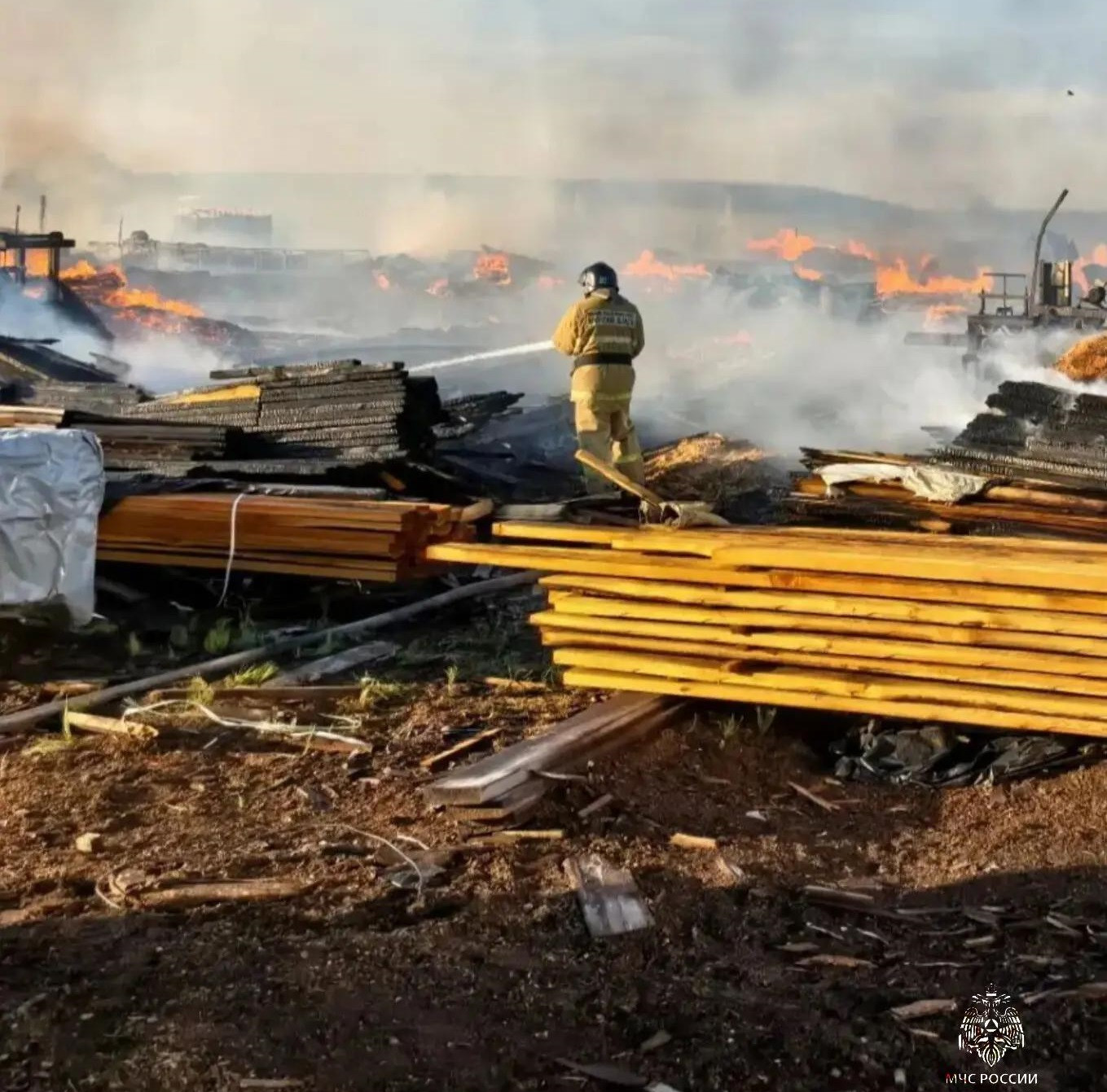 Пожар произошел на пилораме в Хомутово