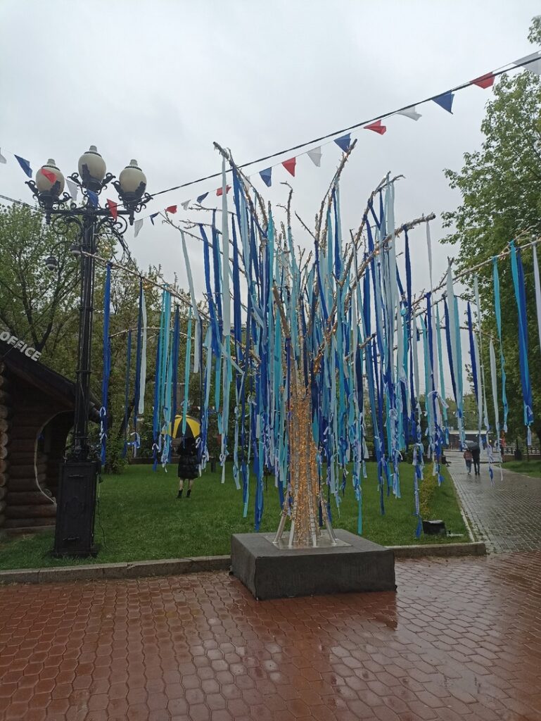 Иркутяне оставляют пожелания в День рождения Иркутска на "Дереве жизни"