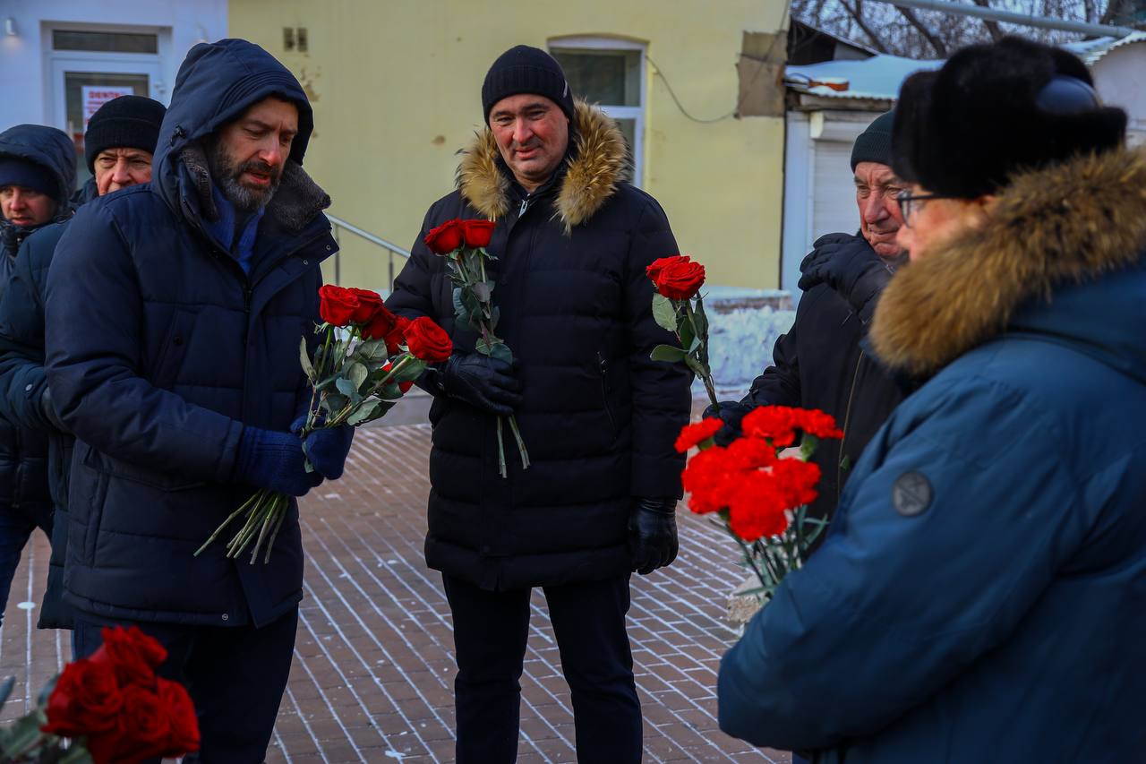 Pamyat Pervogo Gubernatora Yuriya Nozhikova Pochtili V Irkutske