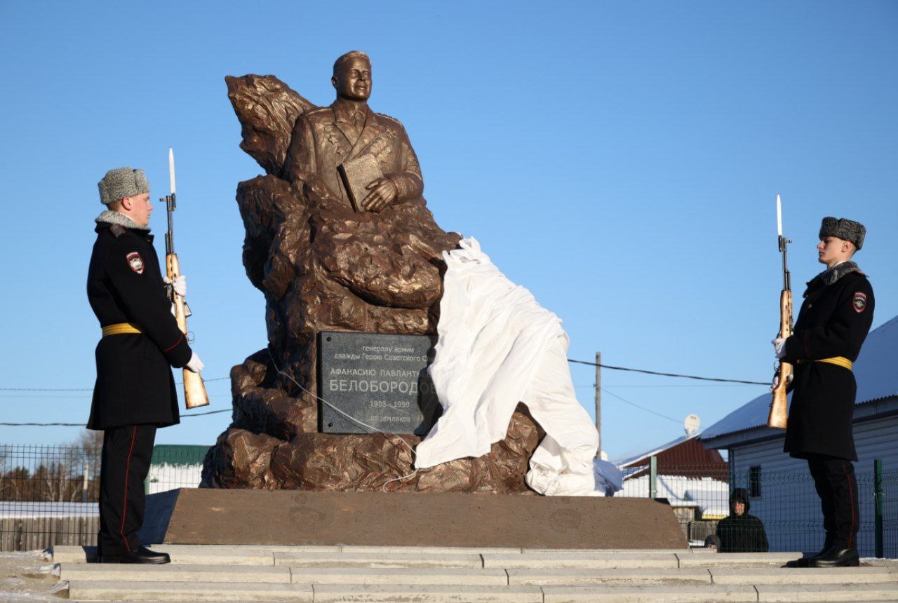 Памятник Афанасию Белобородову открыли в селе Баклаши