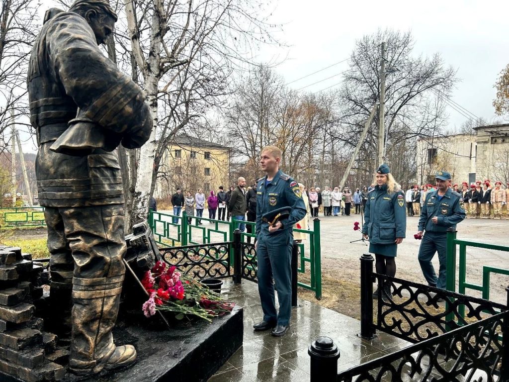 Памятник пожарным и спасателям открыли в Бодайбо