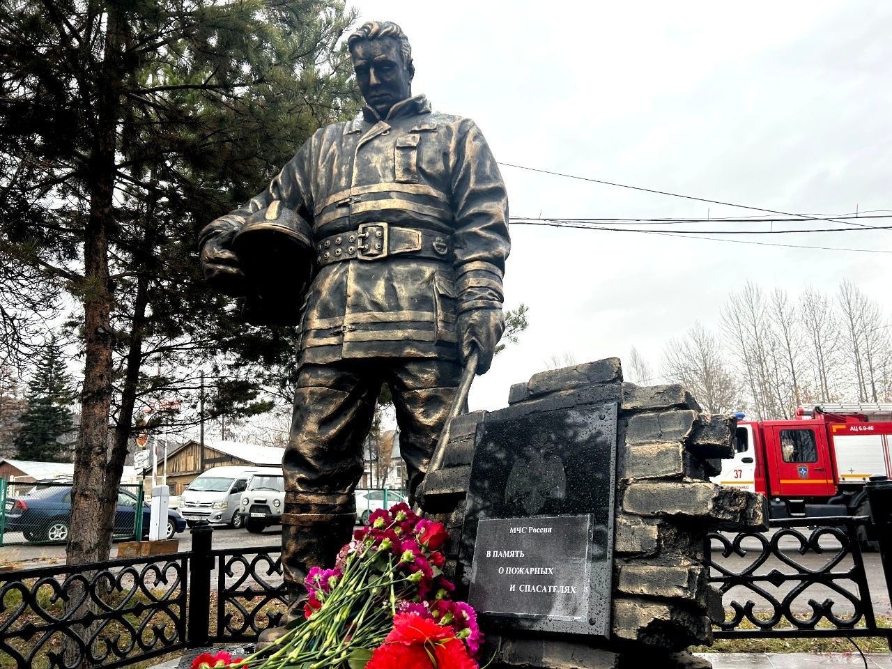 Памятник пожарным и спасателям открыли в Бодайбо