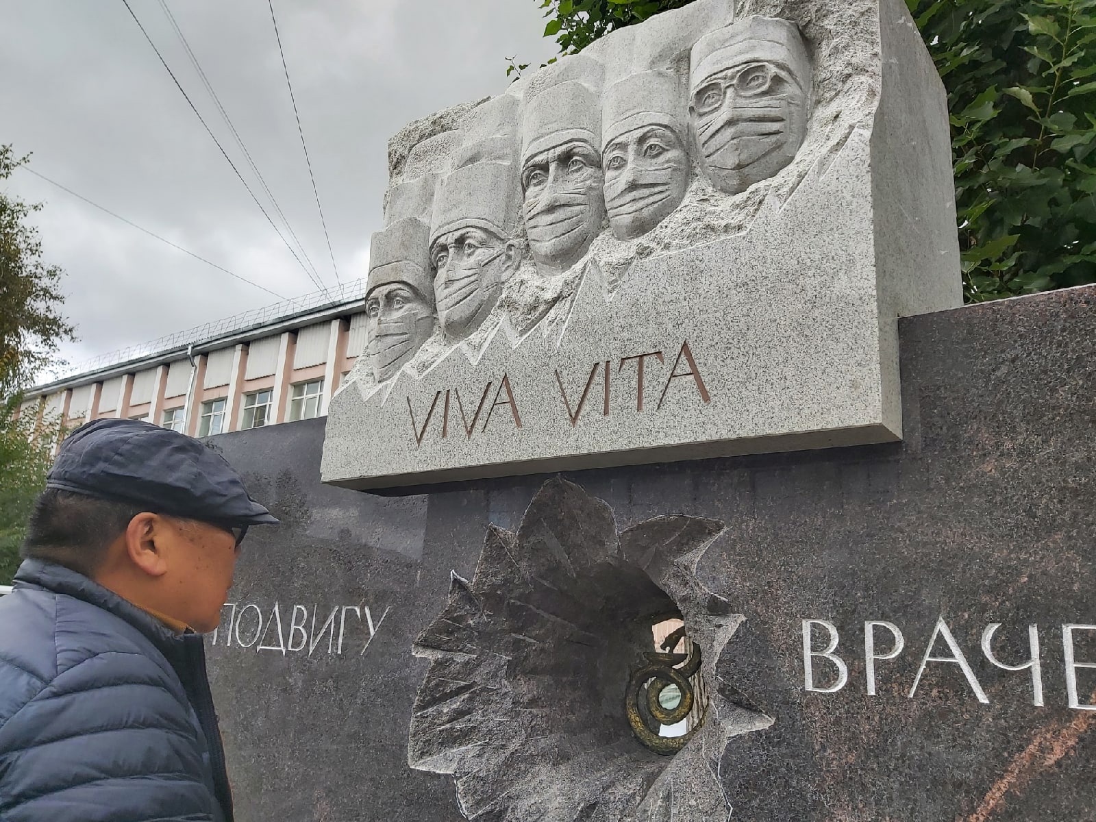 Памятник врачам, погибшим в пандемию, установили в Улан-Удэ