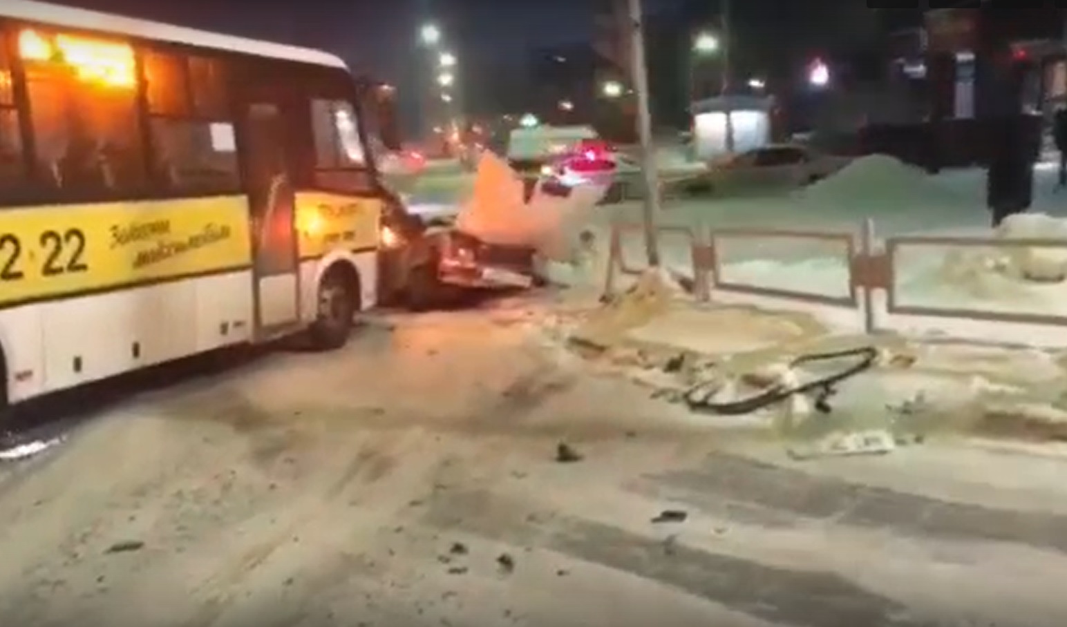 Пассажирский автобус и жигули столкнулись в Братске