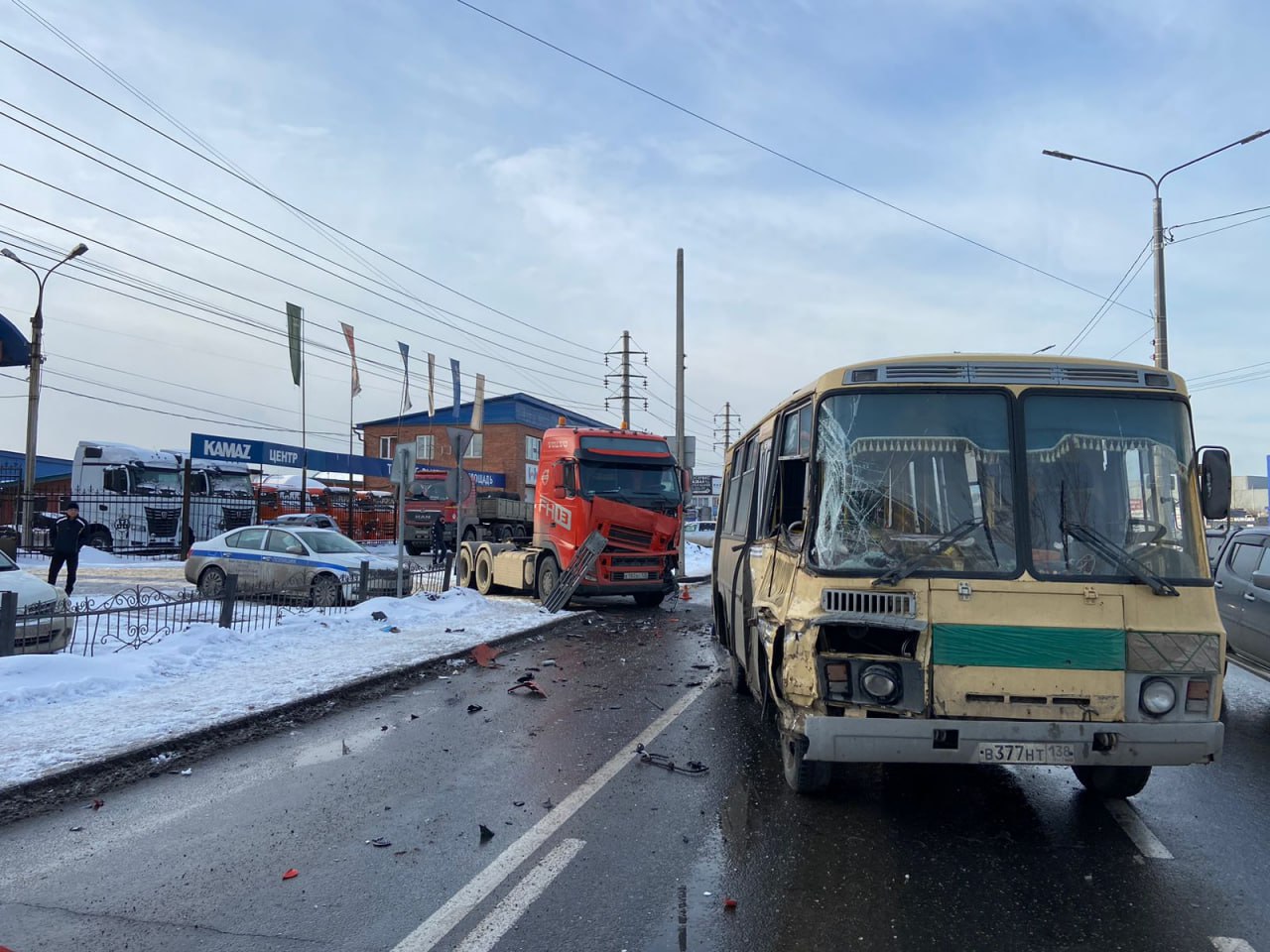 Пассажирский автобус столкнулся с грузовиком в Иркутске 14 марта