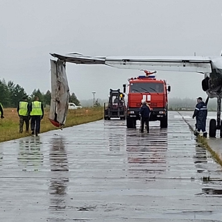 Пассажирский самолет повредил крыло при посадке в аэропорту Усть-Кута