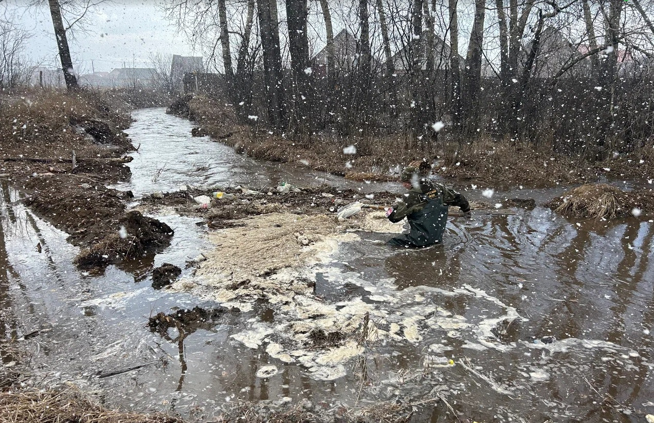 Молодежка Народного фронта помогает Хомутово бороться с паводками