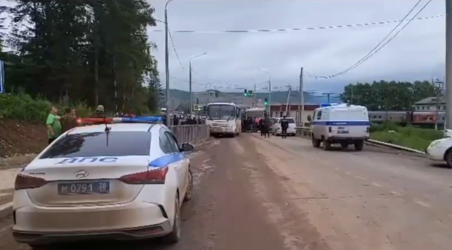 ПАЗ сбил троих пешеходов в городе Усть-Куте Иркутской области
