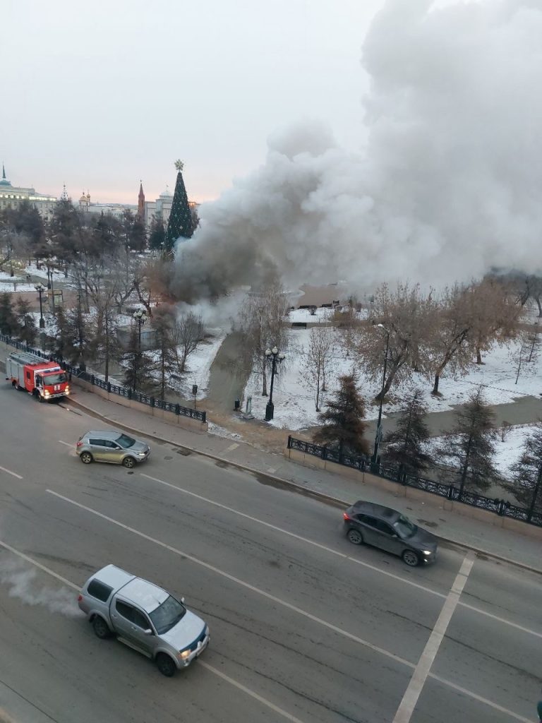 Бытовой вагончик загорелся в сквере Кирова в Иркутске