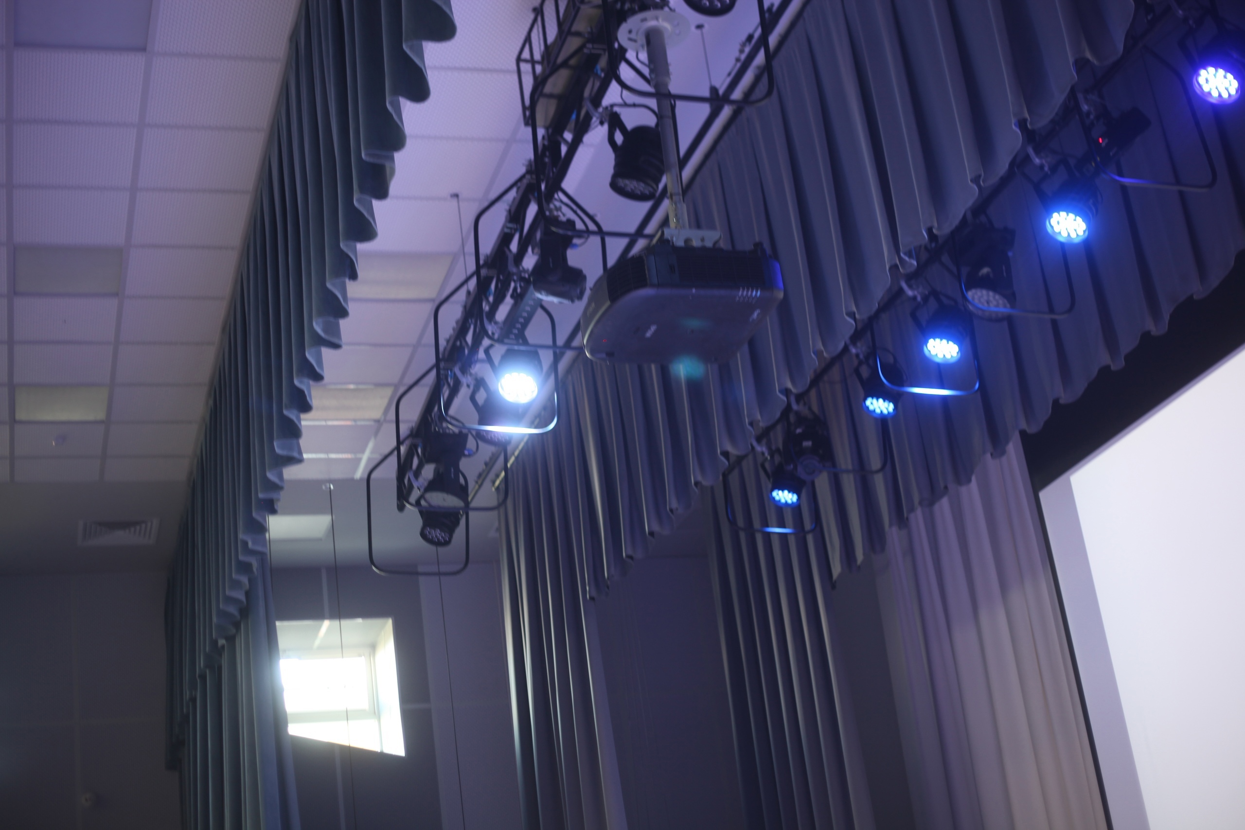 Pevets Shaman Podaril Novogodniy Podarok Malchiku Tantsevavshemu Na Ego Kontserte V Irkutske