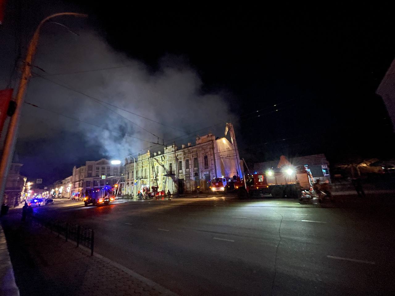 Неэксплуатируемое здание и часть старого ТЮЗа сгорели в Иркутске. Фото и видео
