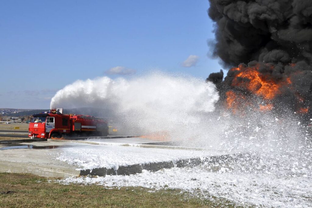 Пожар на самолете потушили в рамках учений в аэропорту Иркутска. Фото