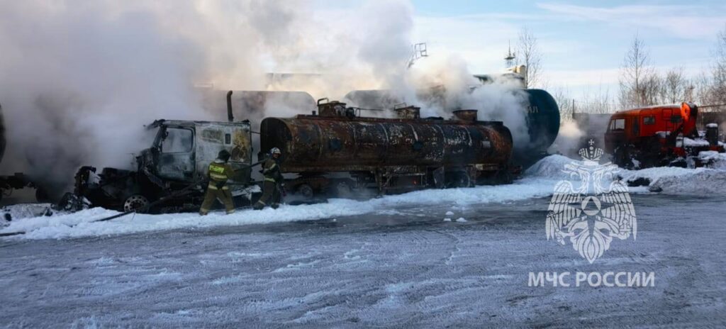 Бензовоз и три железнодорожные цистерны горят на промплощадке в Ангарске