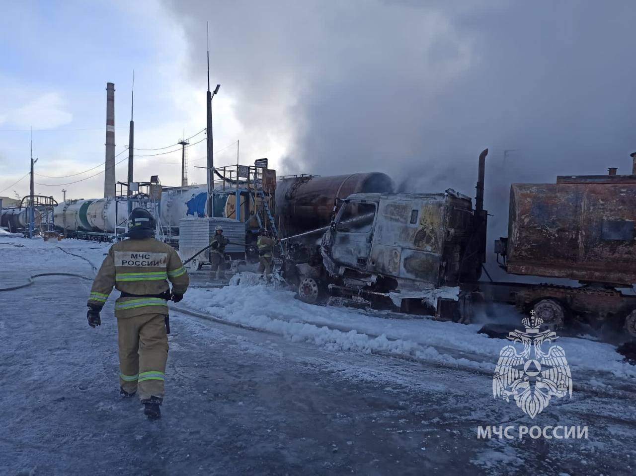 Бензовоз и три железнодорожные цистерны горят на промплощадке в Ангарске