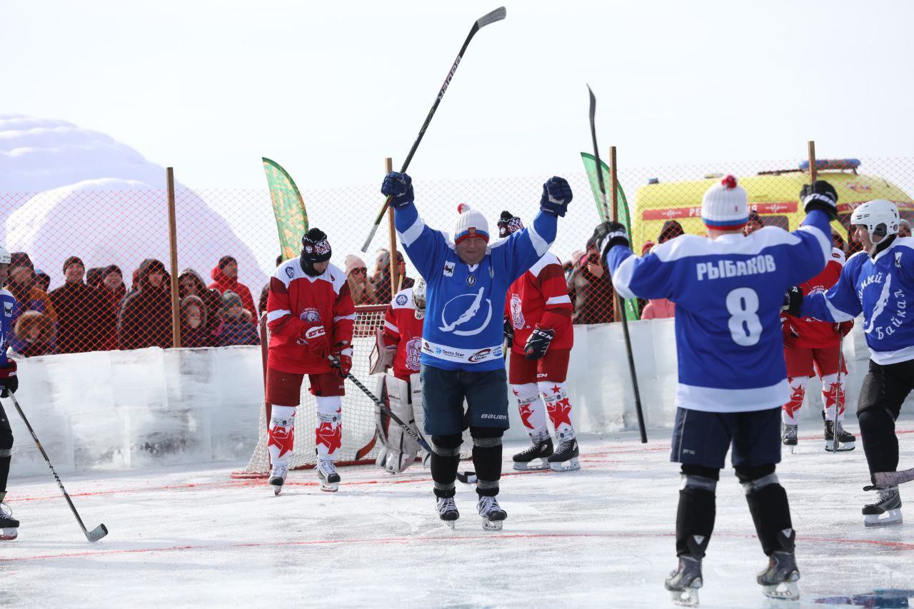 Хоккейный матч с участием Вячеслава Фетисова прошел на льду Байкала 8 марта