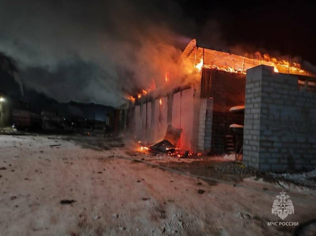 Крупный пожар потушили ночью 11 ноября в гаражном кооперативе в Ангарске