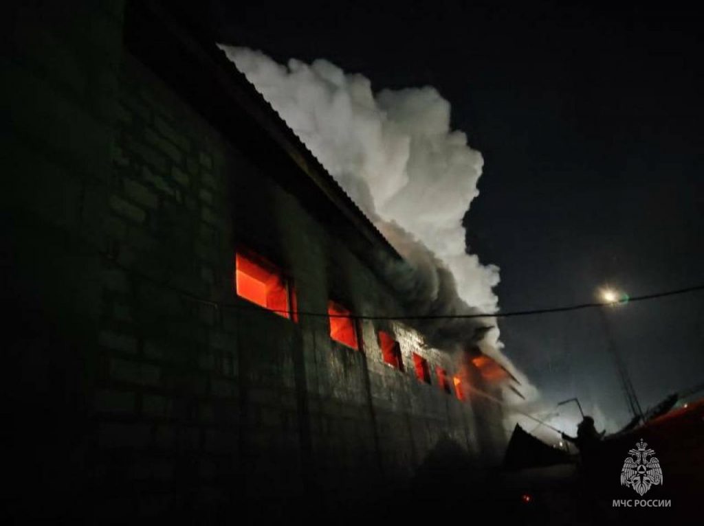 Крупный пожар потушили ночью 11 ноября в гаражном кооперативе в Ангарске